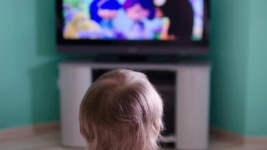 Photo of مشاهدة التلفزيون أثناء تناول الطعام… ما أثرها على الأطفال؟