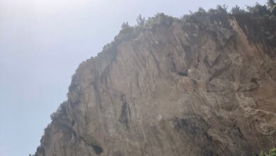 Photo of بالفيديو… شخص يعلق بين صخور المتن السريع!