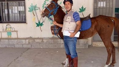 Photo of في عكار أستاذ يصل إلى الثانوية ممتطياً حصانه