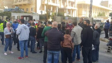 Photo of محتجون إعتصموا أمام مدخل سرايا طرابلس