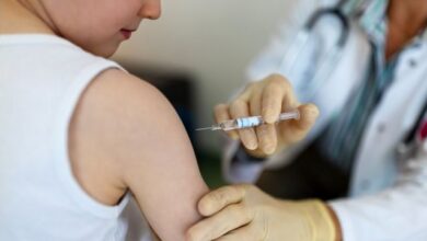Photo of خبير بريطاني : أوقفوا اللقاحات