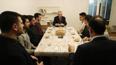 Photo of أردوغان يحل ضيفا على مائدة إفطار طلاب جامعيين