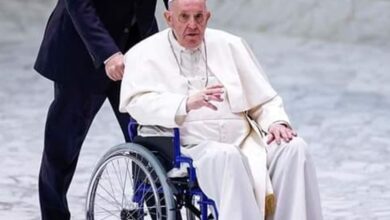 Photo of البابا فرنسيس يستخدم كرسيًا متحركًا لأول مرة