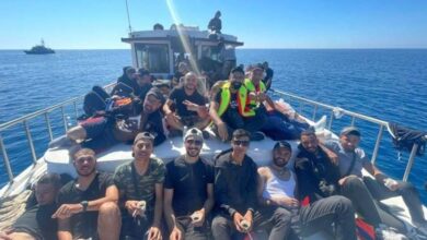 Photo of السلطات اليونانية تنقل 60 لبنانياً إلى أراضيها بعد إنقاذهم من قارب كاد أن يغرق