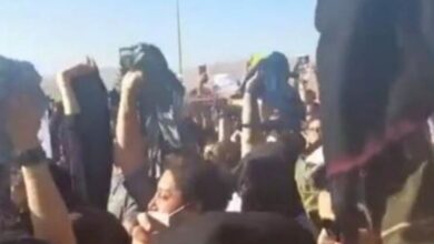 Photo of بالفيديو… إيرانيات يخلعن الحجاب في الشارع تضامناً مع مهسا أمينى